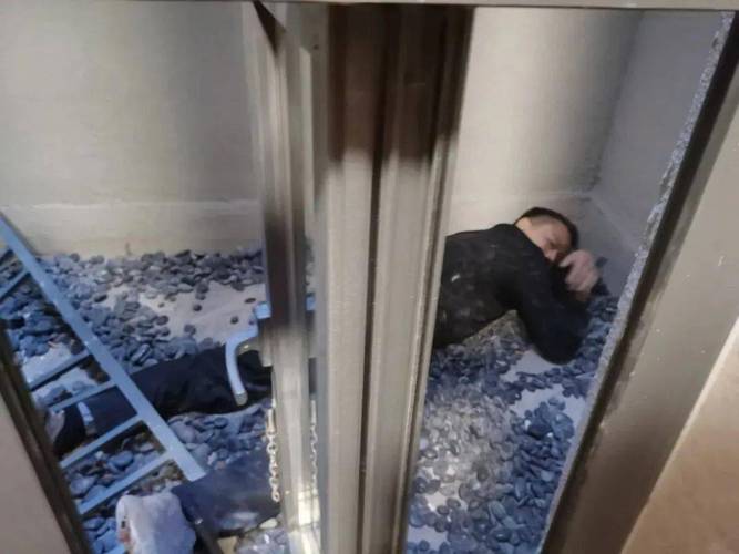 惊险瞬间!空调维修工坠落,维修安全警钟长鸣! 家庭维修 惊险瞬间!空调维修工坠落,维修安全警钟长鸣! 家庭维修