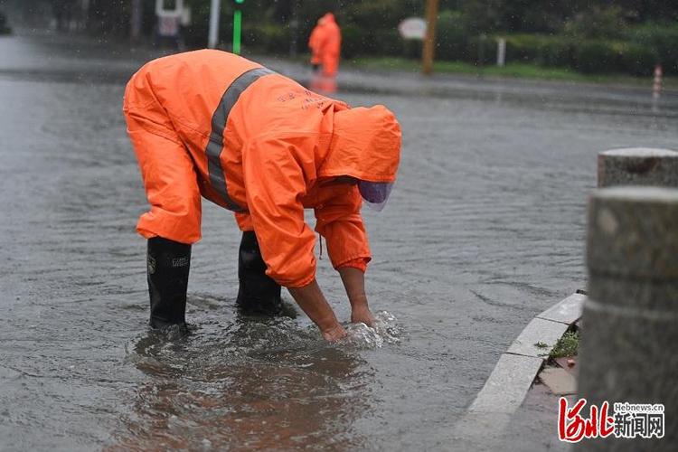 雨中坚守，维修师傅的敬业瞬间 家庭维修