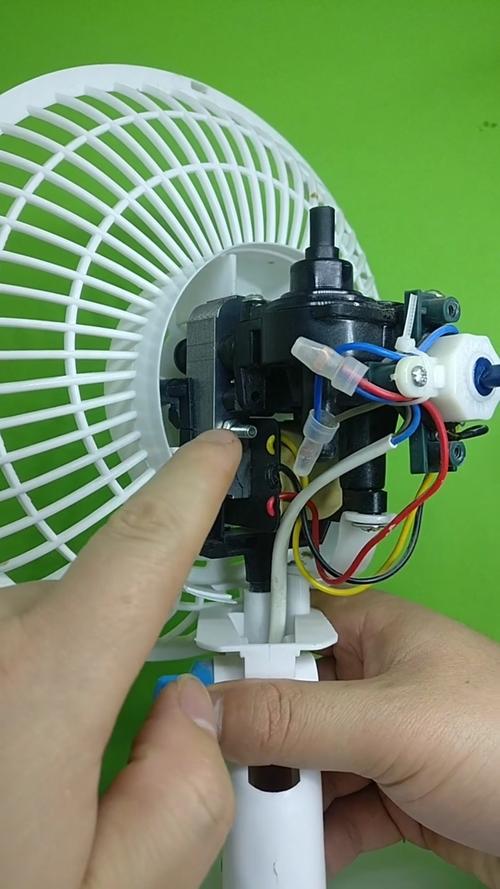 空调风扇维修图介绍：专业维护，夏日清凉无忧 家庭维修