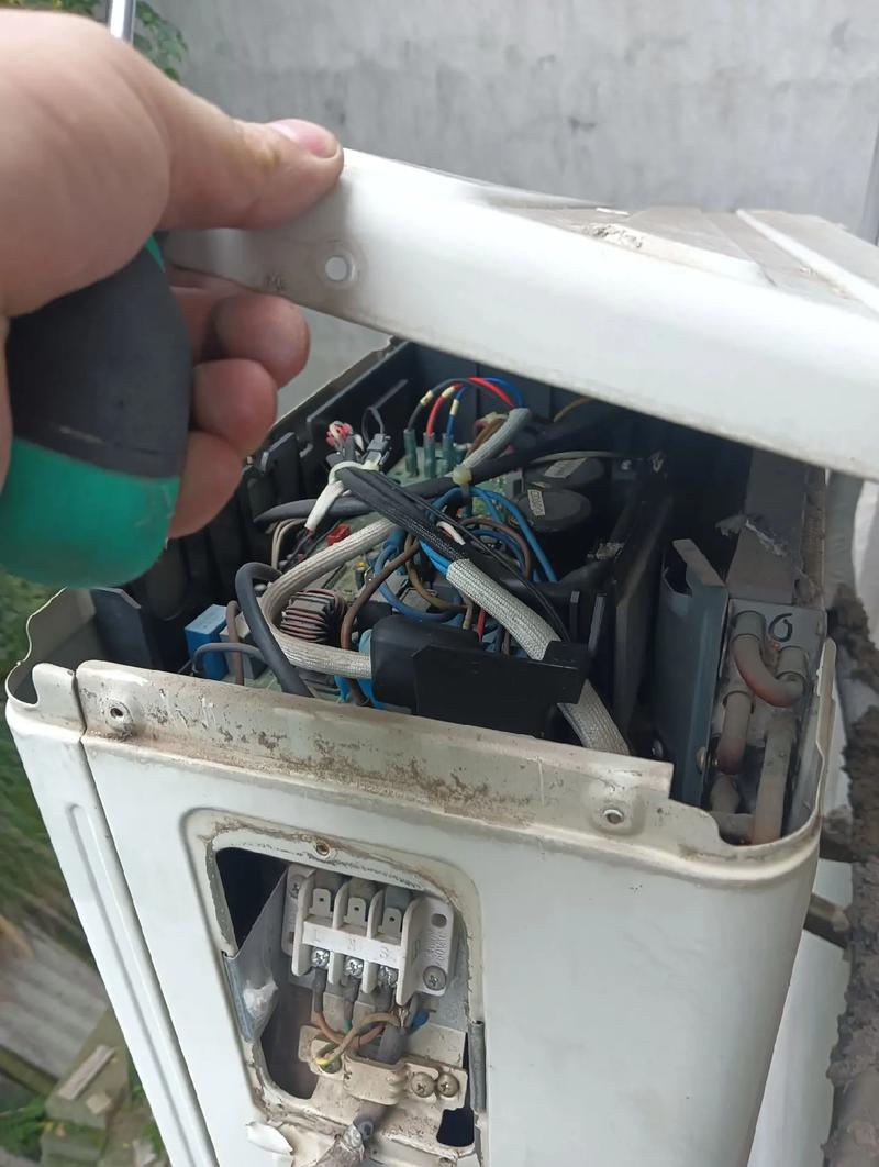 介绍榆空调主板维修：技术革新与专业服务并行 家庭维修