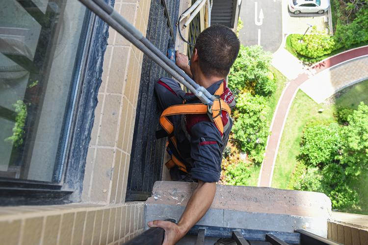空调维修工_夏季高温下的“清凉使者” 家庭维修
